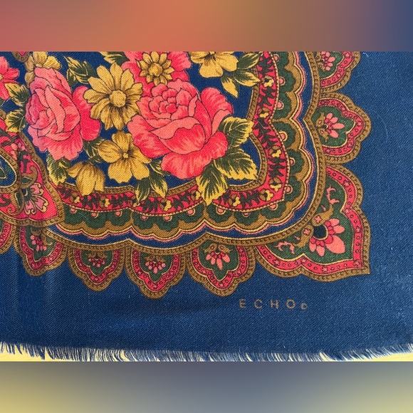 🌺Spectacular Vintage ECHO Navy & Pink Fine Wool 43” Square Scarf—Lightweight - Picture 7 of 16